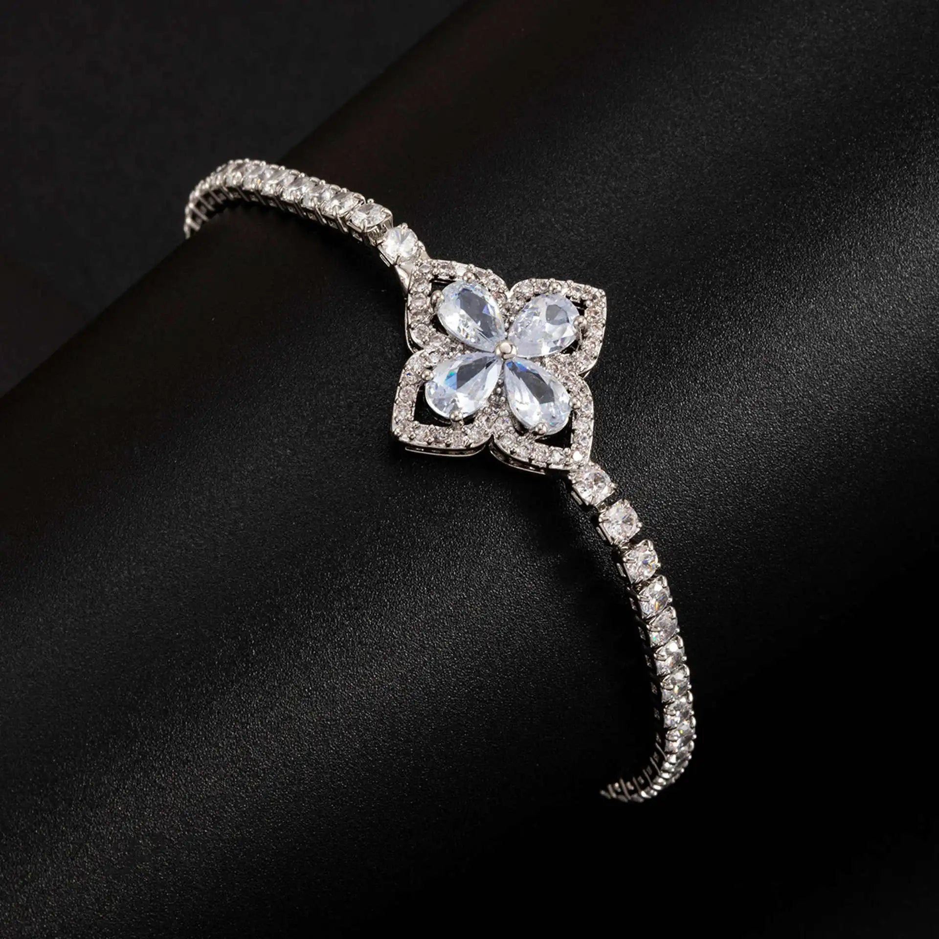 Advanced Flower Shaped Zircon Encrusted Bracelet With Niche Design Exquisite And Luxurious